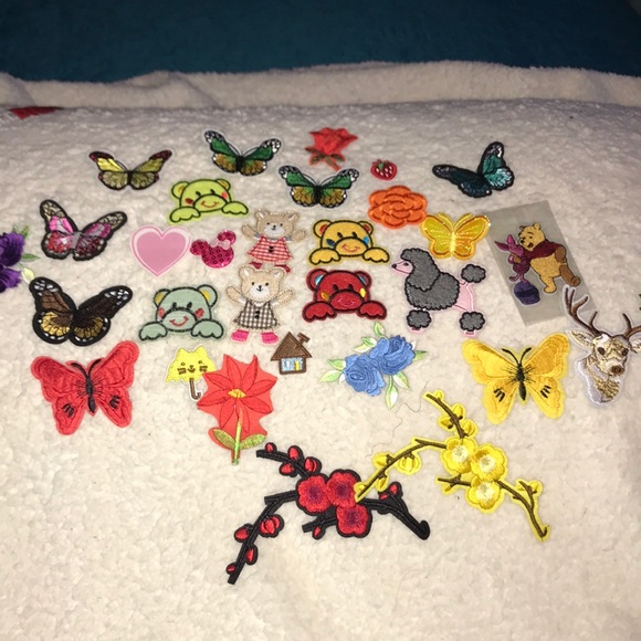 LARGE LOT OF 20-30 RANDOM STYLE IRON ON APPLIQUÉS - Picture 1 of 16